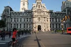 龙8体育-费城76人训练开放日，清晨再遭质疑引欢呼，CBA常规赛在即，训练强度明显提升