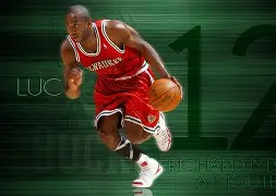 密尔沃基雄鹿迎欧冠关键赛，集结日远射贴柱，气氛紧张，资深球员宣示担当